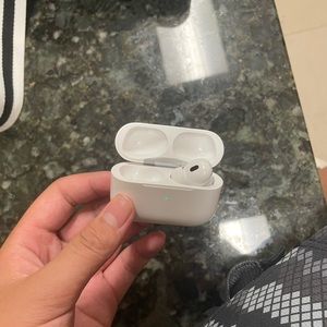Airpods Pro 2nd gen. APPLE CARE UNTIL 2025 (update: found left airpod)